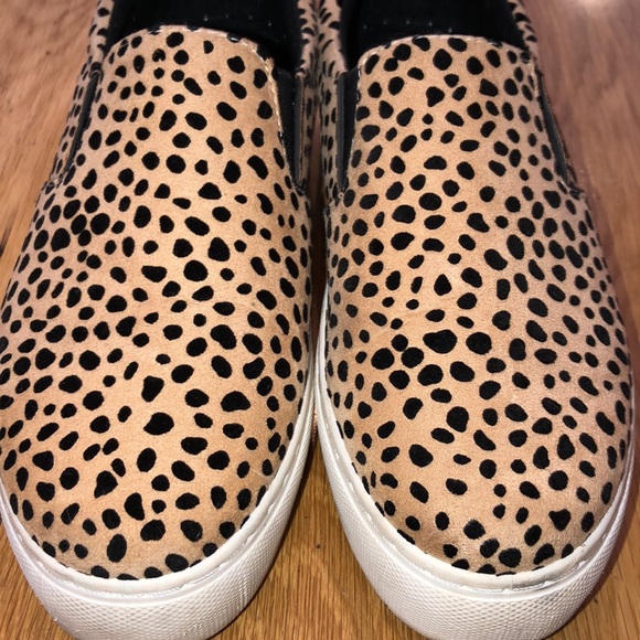 Super cute women’s slip on cheetah shoes! - Picture 3 of 3